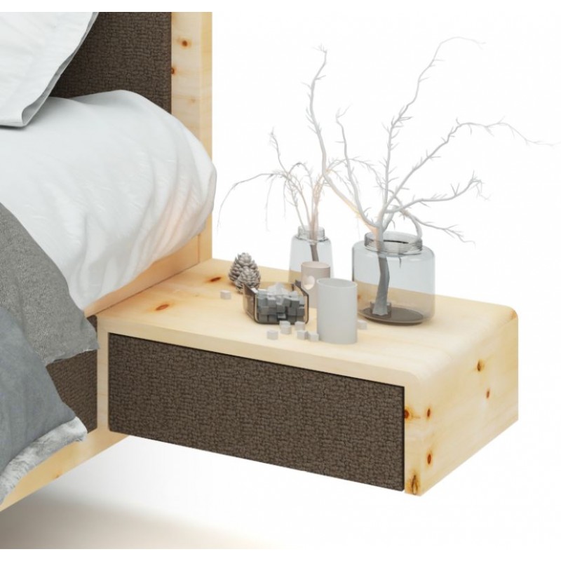 Modernes Zirbenholzbett mit Kopfteil in Lederoptik rund nach hinten gebogen. Nachtkästchen in Lederoptik.