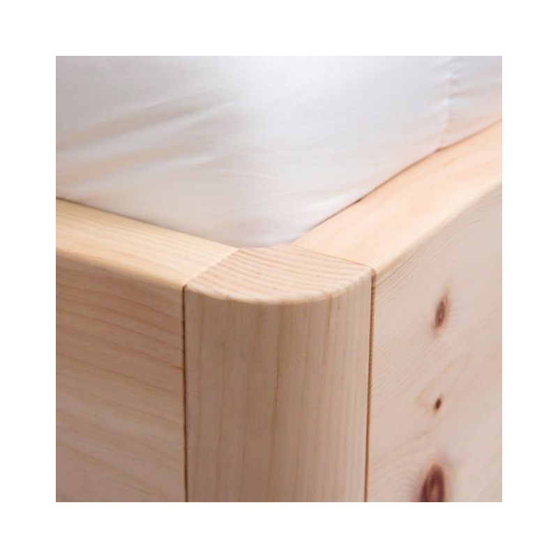 Modernes Zirbenholzbett mit geneigtem Kopfteil aus Walnuss. Nachtkästchen schwebend